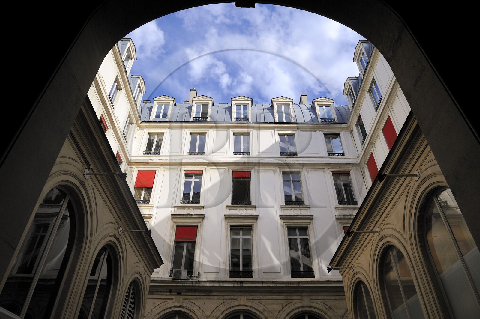 France, Paris (75), cour intérieure d'un immeuble haussmannien sur le boulevard des Capucines