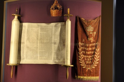 France, Bas-Rhin (67), Bouxwiller, musée judéo-alsacien dans l'ancienne synagogue, la Torah et le Mendele (petit manteau en alsacien) qui la protège