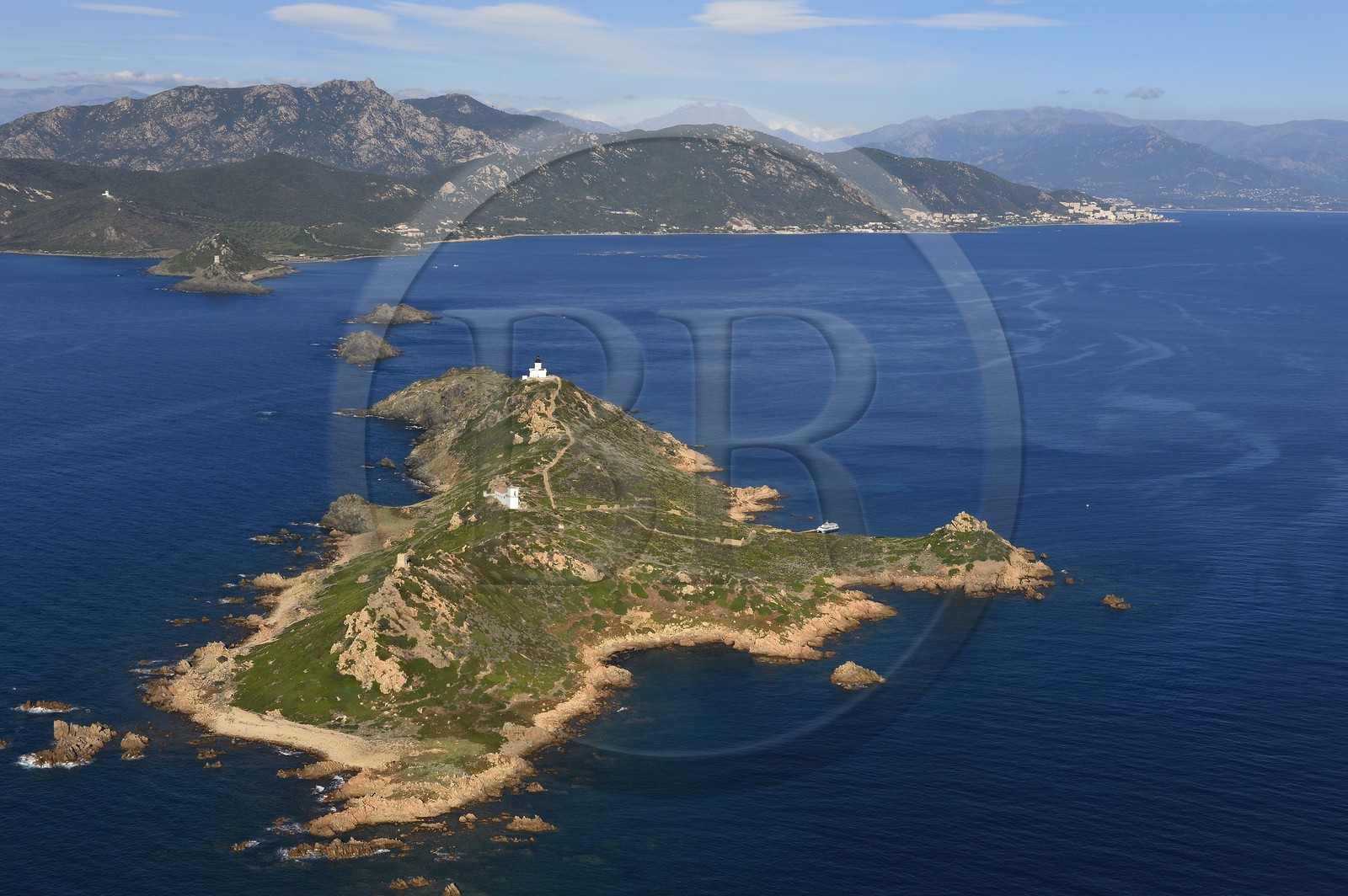 France, Corse-du-Sud (2A), Golfe d'Ajaccio, Pointe de la Parata, Iles Sanguinaires, Ile de Mezzu mare et son phare (vue aérienne)