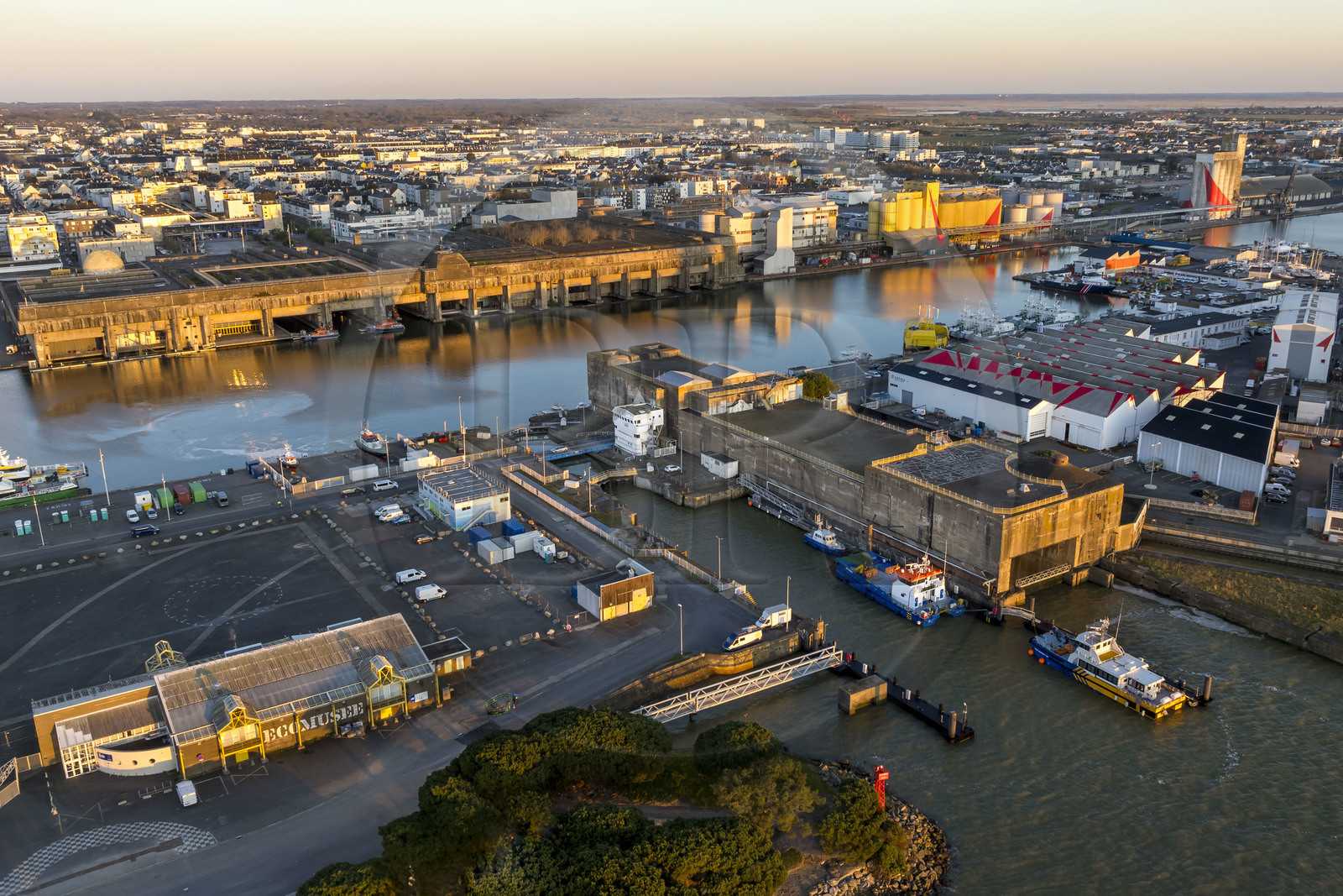 France, Loire-Atlantique (44), Saint-Nazaire, l'ancienne base sous-marine allemande construite lors de la dernière guerre mondiale borde le bassin à flot du port de Saint-Nazaire, l'écluse Est et l'écluse fortifiée au premier plan à droite (vue aérienne)
