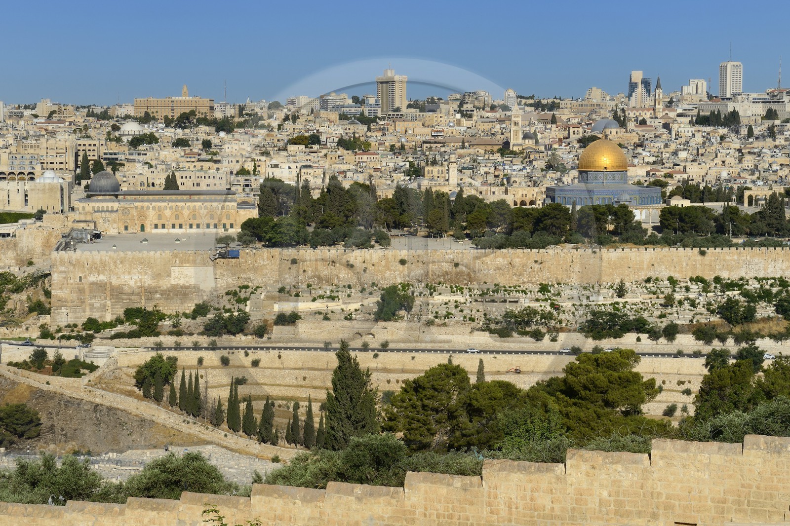 Israel, Jérusalem, ville sainte, vieille-ville classée Patrimoine Mondial de l'UNESCO, le Dôme du Rocher et la mosquée El Aqsa sur l'esplanade des Mosquées (Haram el-Sharif) vu depuis le Mont des Oliviers