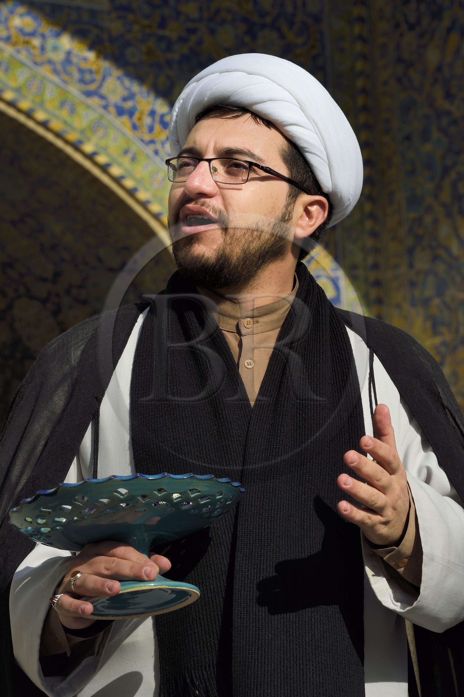 Iran, province d'Ispahan, Ispahan, la mosquée de l'Imam ou mosquée du Chah (Shah), un mollah