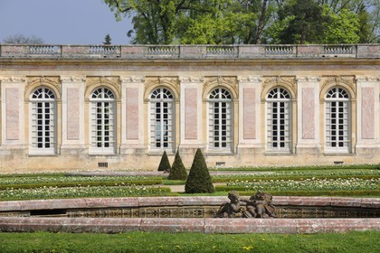 France, Yvelines (78), château de Versailles, classé Patrimoine Mondial de l'UNESCO, le Grand Trianon, extérieur de la galerie