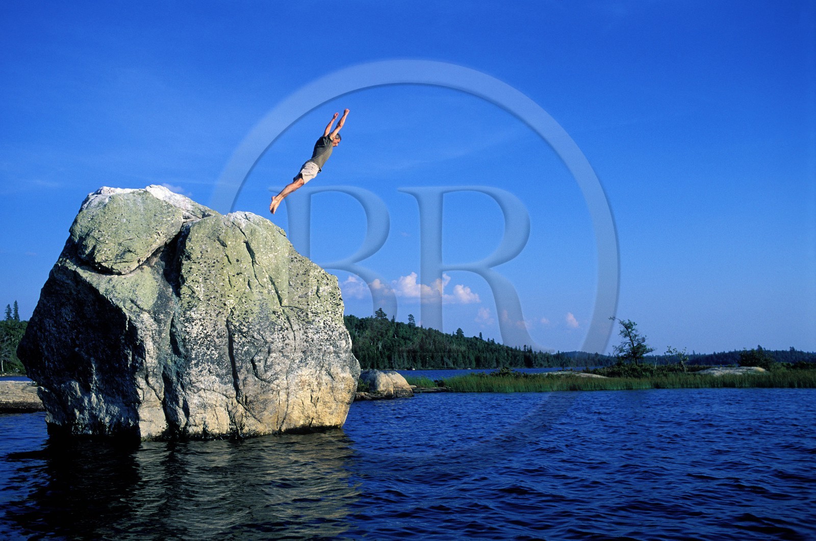 Canada, province de Québec, Réserve faunique de la Vérendrye, Grand Lac Victoria, plongeon d' un rocher surplombant le lac