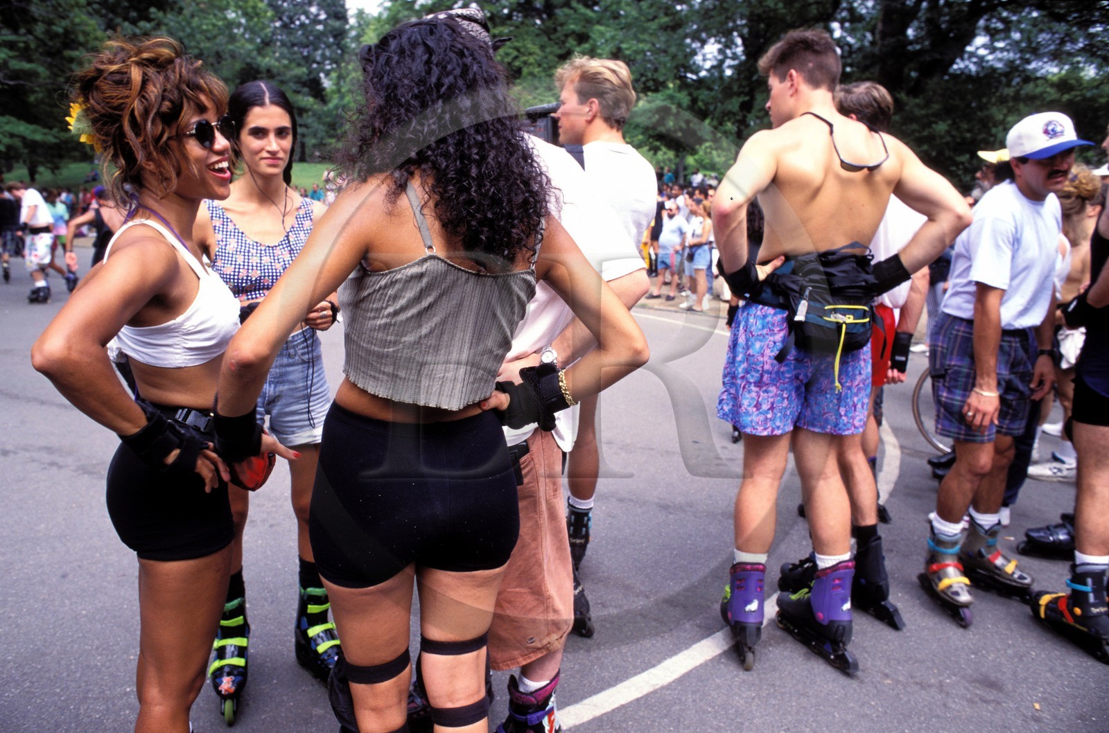 Etats-Unis, New York, Central Park, rollerskaters près du Pond