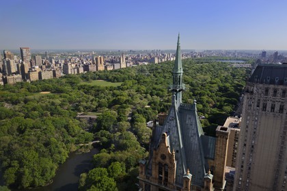 Etats-Unis, New York, Manhattan, Central Park vu depuis l'angle sud-est et le Sherry-Netherland Building au premier plan
