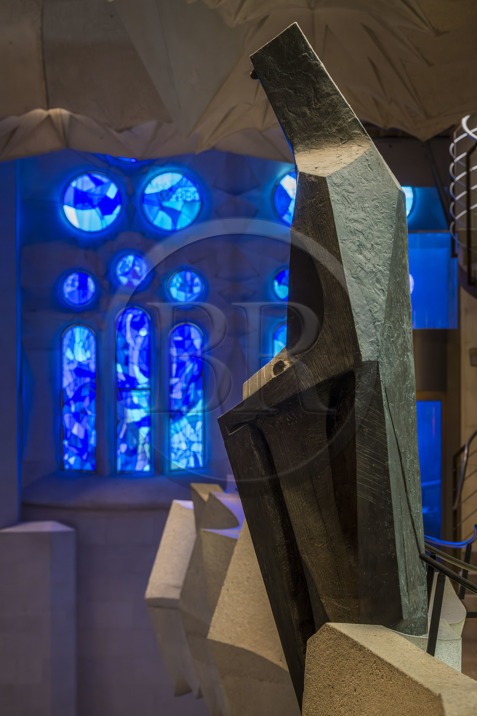 Espagne, Catalogne, Barcelone, quartier de l'Eixample, basilique de la Sagrada Familia de l'architecte du modernisme catalan Antoni Gaudi classée Patrimoine Mondial de l'UNESCO, statue en bronze de Saint Georges (Sant Jordi) par le sculpteur Subirachs au centre de l'intérieur de la facade de la Gloire et le côté Est de la Nef en couleurs froides