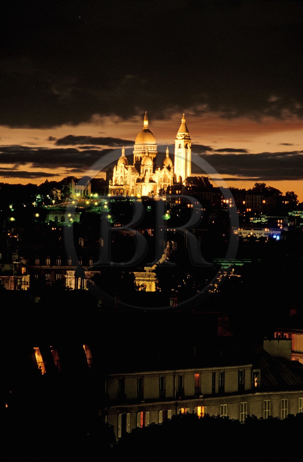 France, Paris (75018), le Sacré-Coeur et Montmartre vus du quai de Jemmapes