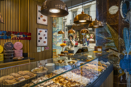 Portugal, Lisbonne, Bairro Alto, la patisserie Alcôa dans une boutique dont les murs sont recouverts d'azulejos du céramiste Querubim Lapa