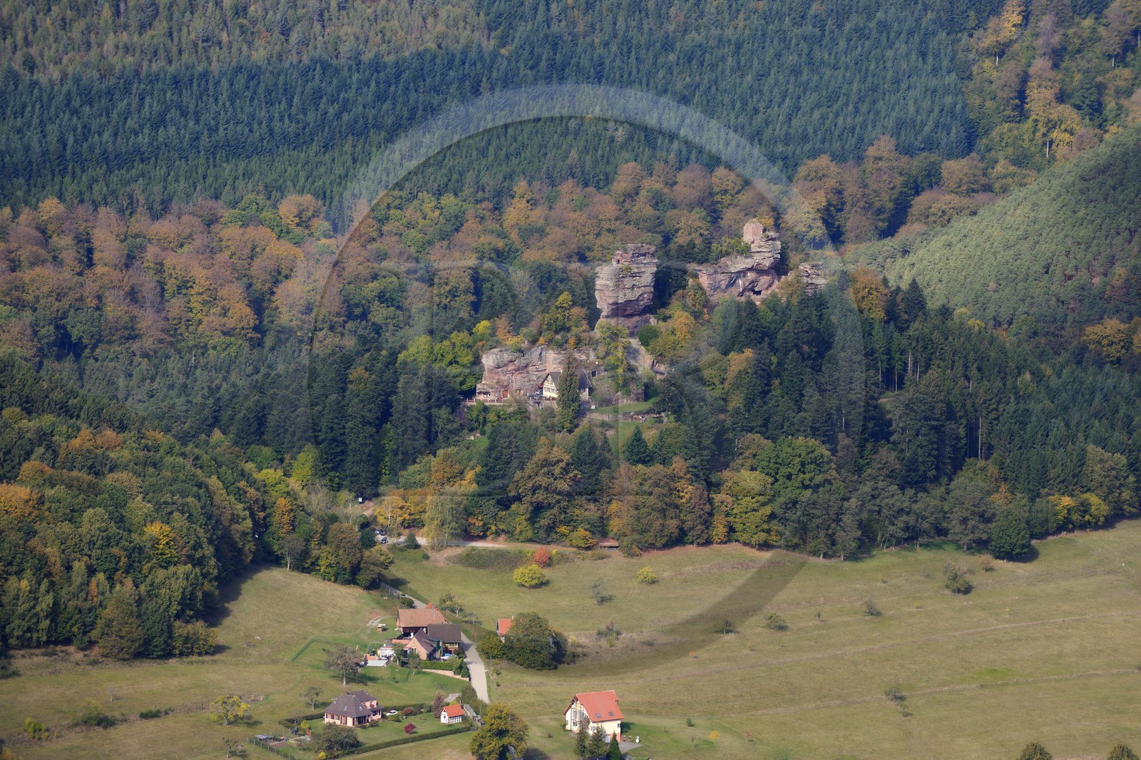 France, Bas-Rhin (67), château du Vieux-Windstein (photo aérienne)