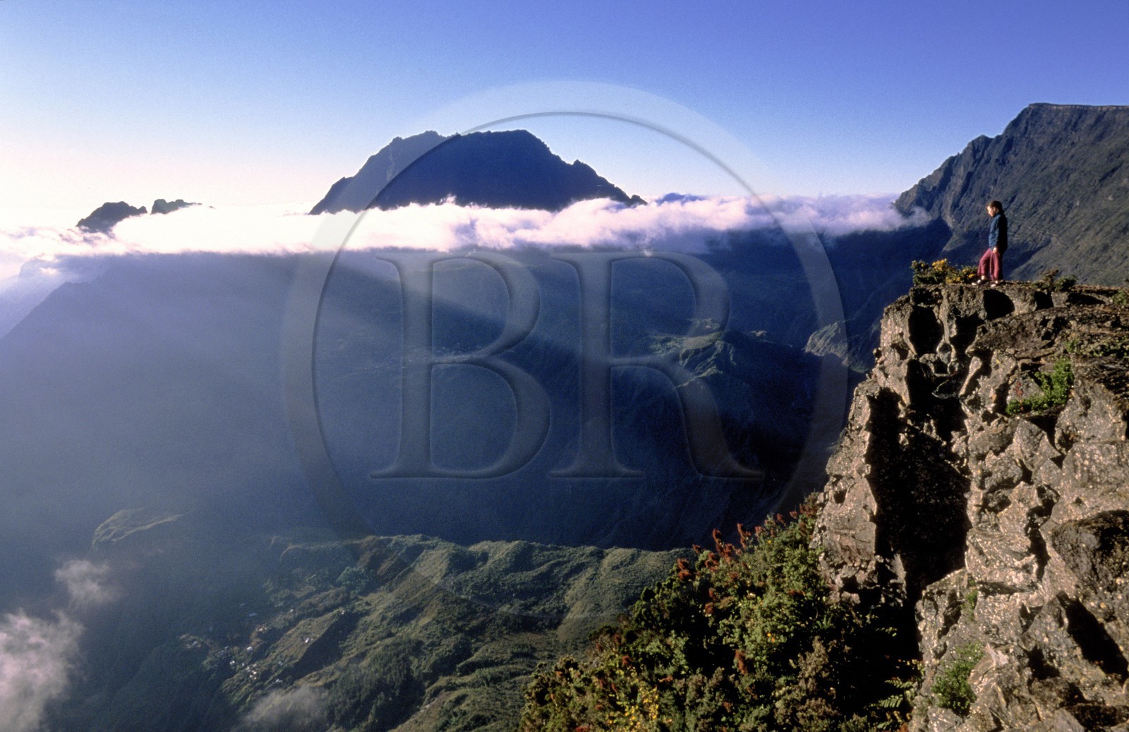 France, île de la Réunion, cirque de Mafate, classé Patrimoine Mondial de l'UNESCO, dominé par le Piton des Neiges, point de vue depuis le Piton Maïdo