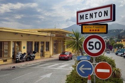 France, Alpes-Maritimes (06), Menton, le poste de douane du Pont Saint Louis rendu célèbre par le film de Gérard Oury Le Corniaud