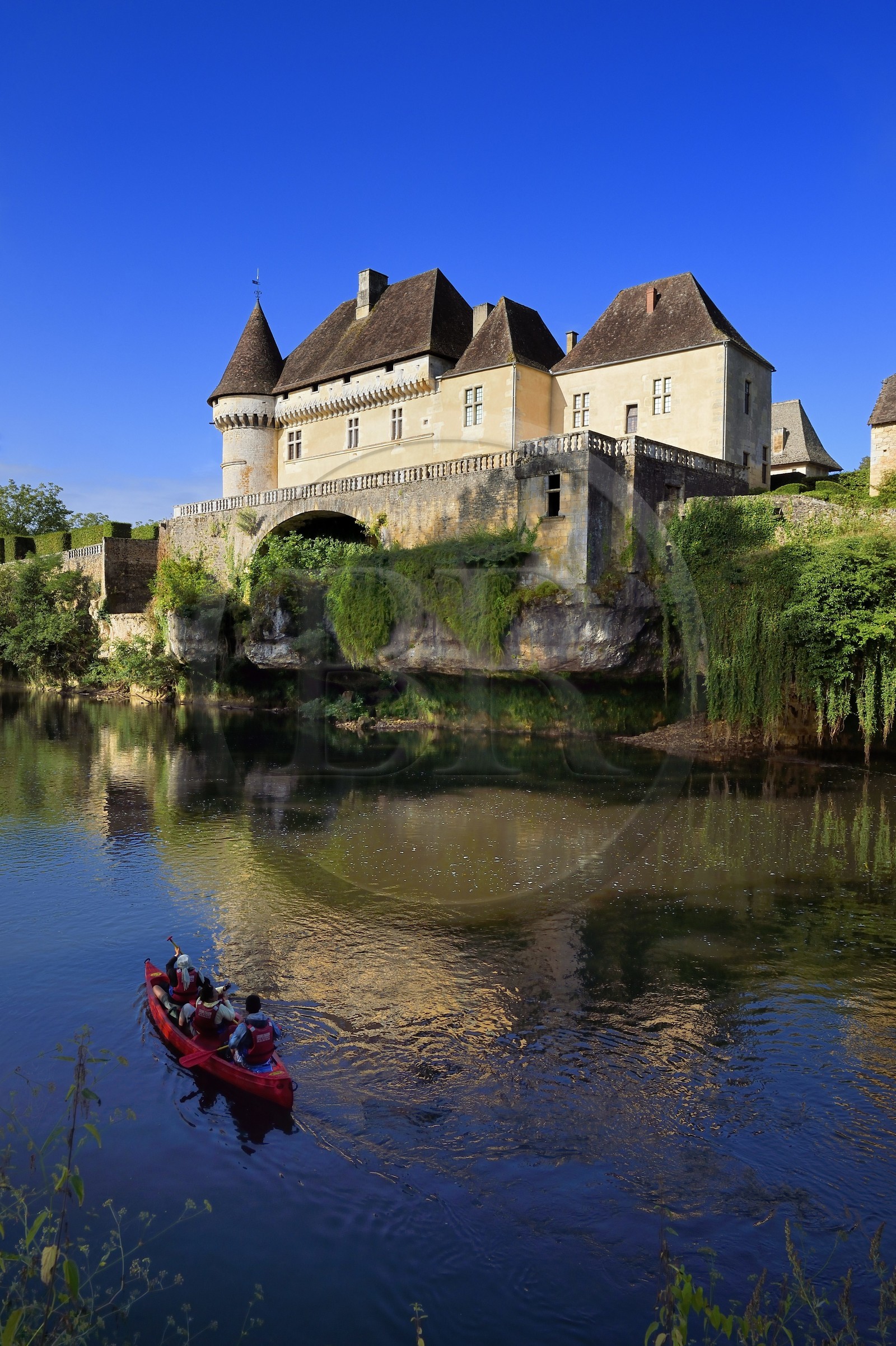 France, Dordogne, Perigord Noir, Vezere Valley, Thonac, Losse castle on its rocky outcrop along the Vezere river