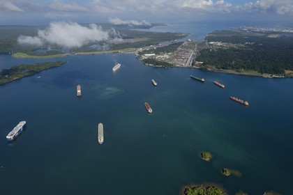 Panama, province de Colon, Canal de Panama, cargos sur le lac Gatun en attente de pouvoir franchir les écluses de Gatun, la baie Limon (Bahia Limon) coté Atlantique et la ville de Colon en arrière plan (vue aérienne)