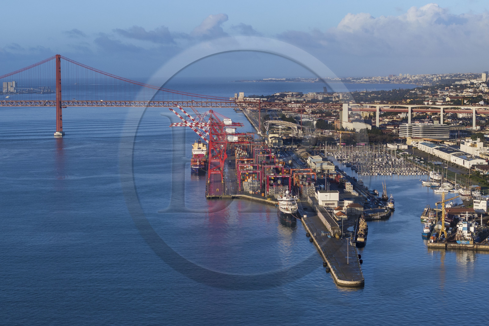 Portugal, Lisbonne, le port de Lisbonne et le Doca de Alcantara sur les rives du Tage, le Ponte 25 de Abril en arrière plan (vue aérienne)