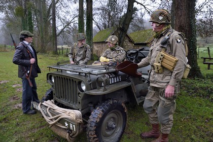 France, Eure (27), Sainte-Colombe-prés-Vernon, Allied Reconstitution Group (association de reconstitution historique de la 2éme Guerre Mondiale américain et Maquis), reconstitueurs en uniforme de la 101e division aéroportée US et de maquisard des Forces françaises de l'intérieur (FFI)