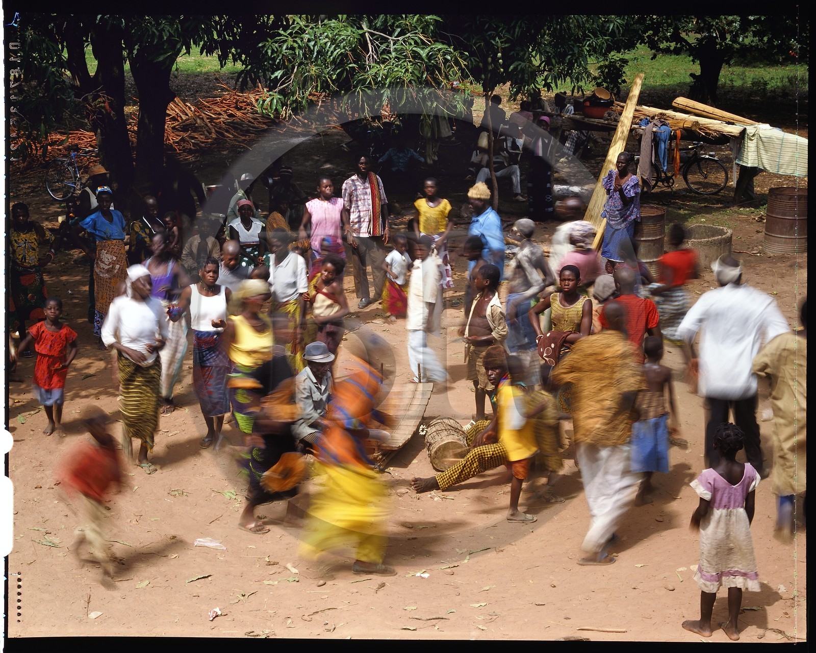 Burkina Faso, province de Poni, pays des Lobi, région de Loropéni, danses autour du balafon au cours de deuxièmes funérailles au village de Tonmpéna, plusieurs mois après les premières, elles consacrent l'arrivée du défunt parmi les ancêtres