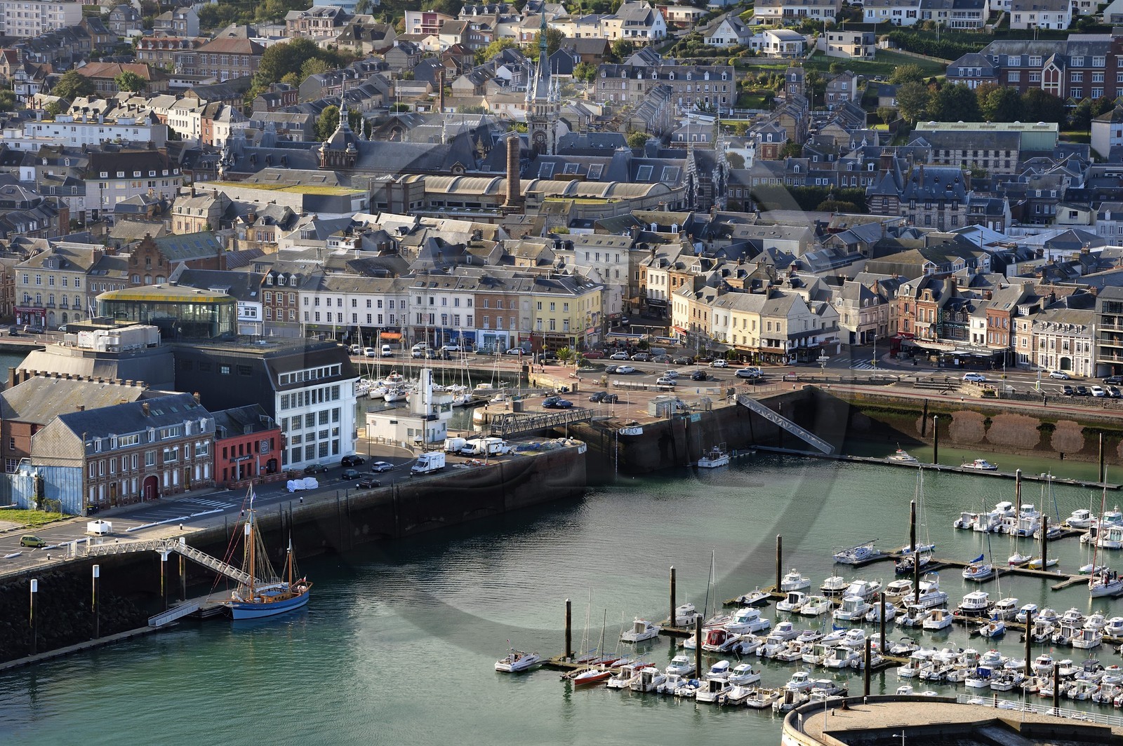 France, Seine-Maritime (76), Pays de Caux, Côte d'Albâtre, Les Pêcheries - Musée de Fécamp au coeur du port, le Palais de la Bénédictine en arrière plan
