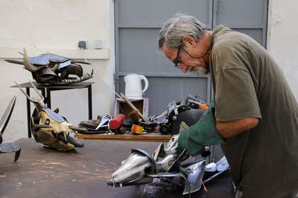 France, Hérault (34), Béziers, le sculpteur Serge Homs dans son atelier de Béziers à la villa Antonine