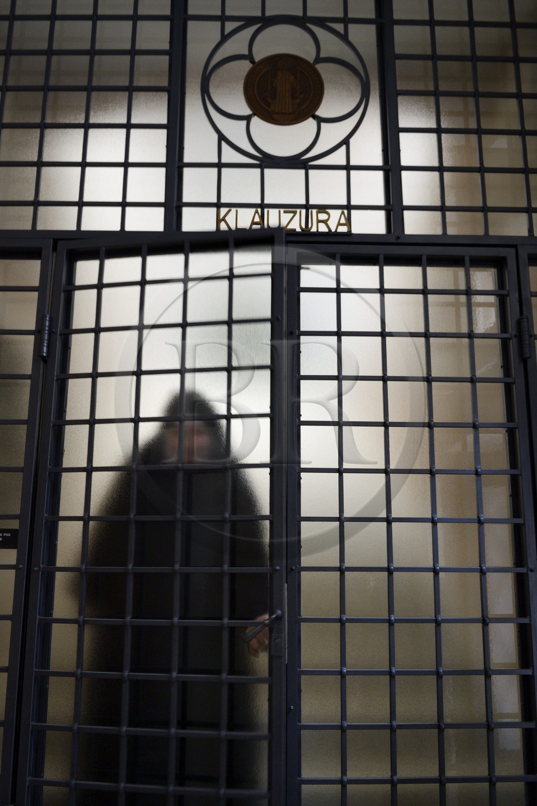 Croatie, Dalmatie, côte dalmate, Trogir, centre historique classé Patrimoine Mondial de l'UNESCO, Couvent bénédictin St Nicolas, nonne dans la cloture du couvent