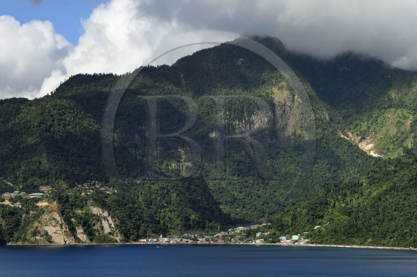 Caraïbes, Ile de la Dominique, baie de Soufrière, le village de Souffrière depuis la péninsule de Cachacrou