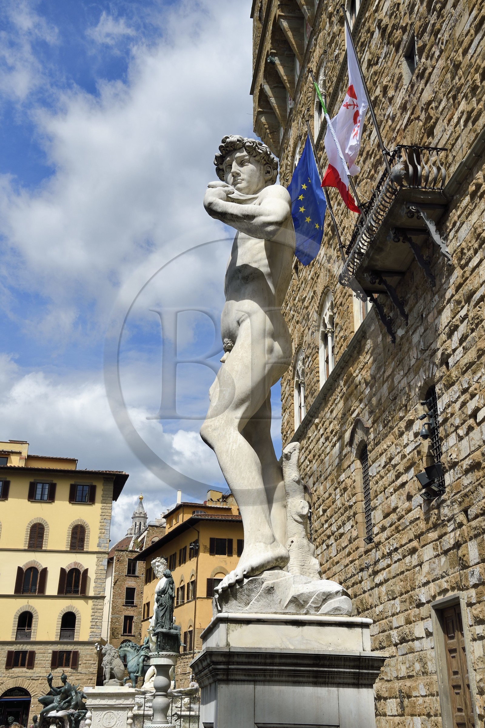 Italie, Toscane, Florence, centre historique classé Patrimoine Mondial de l'UNESCO, Piazza della Signoria, statue de David (copie) par Michel-Ange devant le Palazzo Vecchio