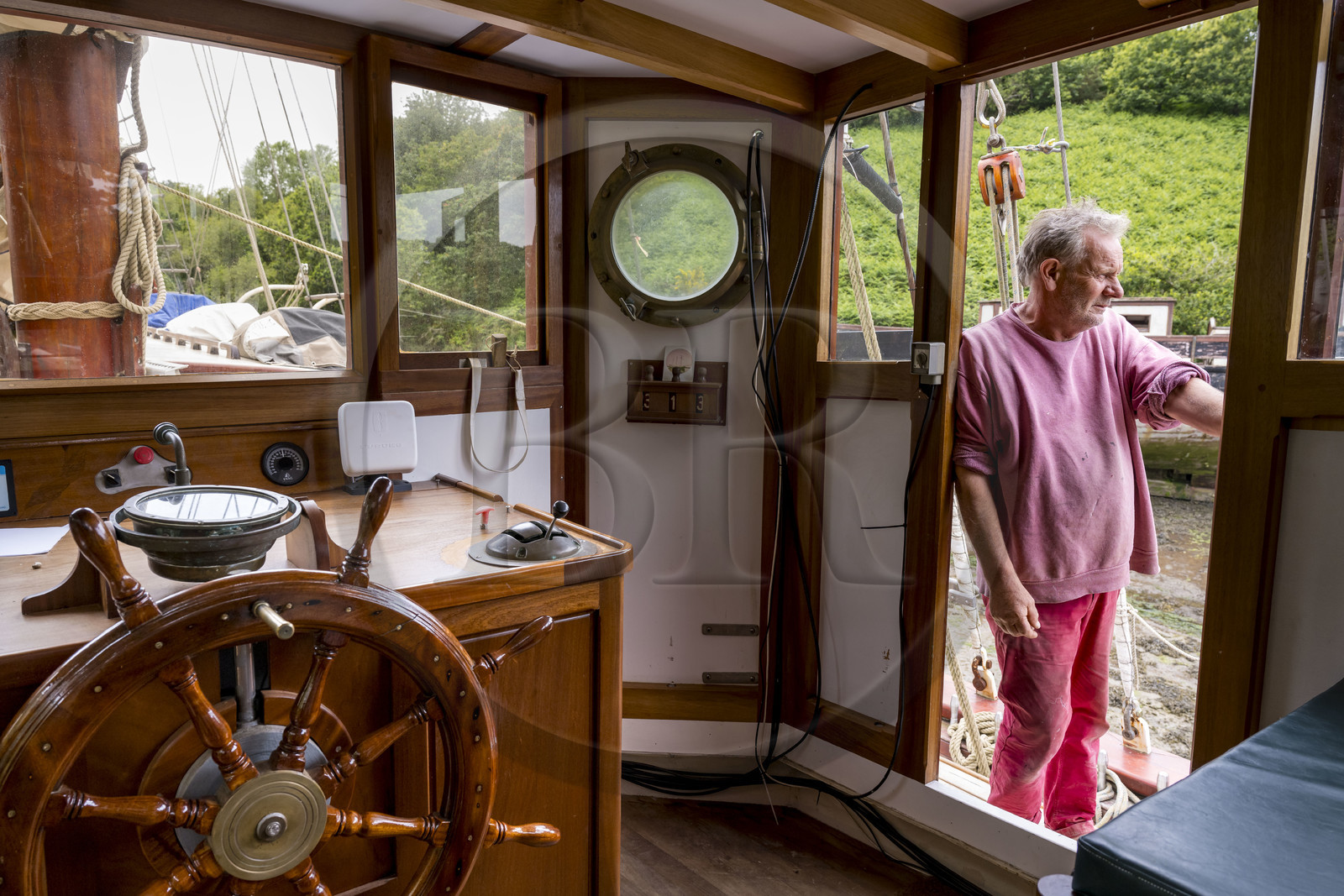 France, Finistère (29), Pays des Abers, Aber Wrac'h, Lannilis, le Moulin de l'Enfer, chantier naval de l'association AJD (association Amis de Jeudi-Dimanche) fondée par le Père Jaouen, Yves Loiselet dit Ziton à bord de la nouvelle goélette à trois mâts et hunier le Bel Espoir II à coque en acier dont le chantier est presque achevé