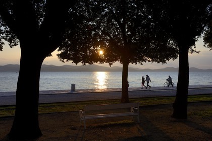 Croatie, Dalmatie, côte dalmate, Zadar, la Riva (promenade du bord de mer)