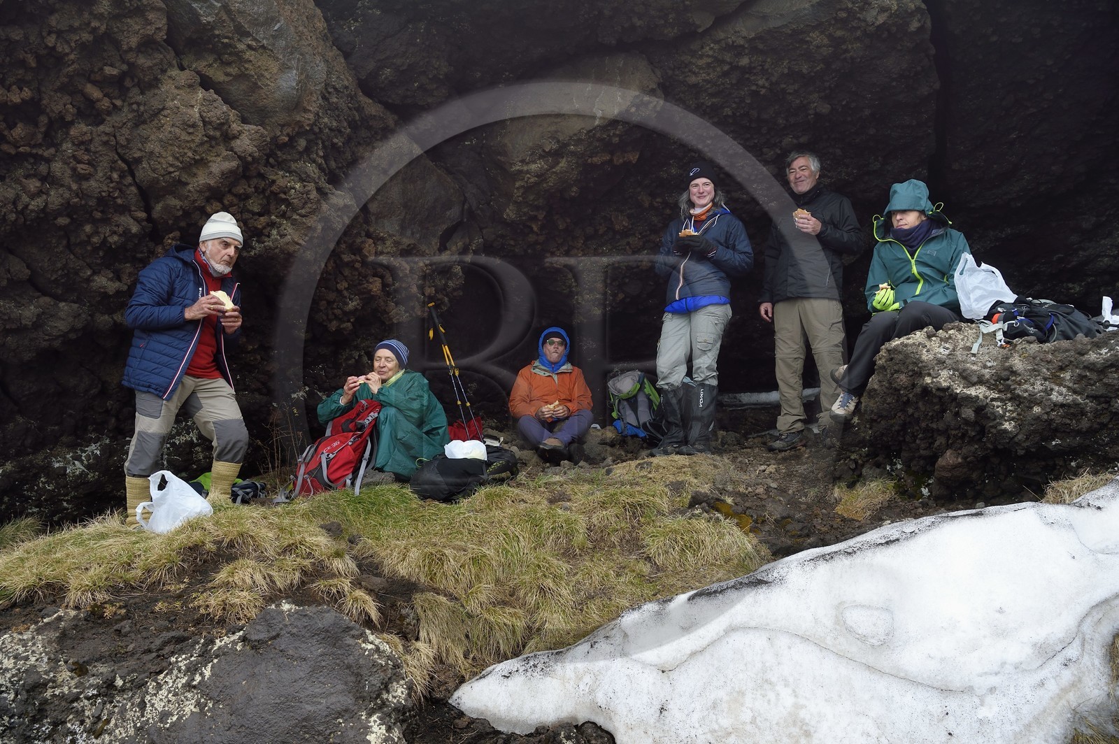 Italie, Sicile, Parc naturel régional de l’Etna, le Mont Etna, classé Patrimoine Mondial de l'UNESCO, randonneurs en bordure de la Valle del Bove, pause pique-nique
