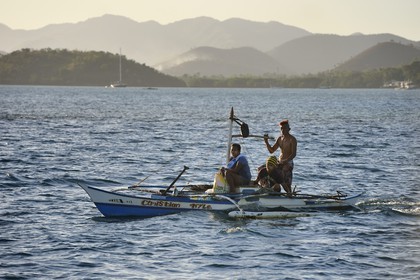 Philippines, Calamian Islands dans le nord de Palawan, baie de Coron, pirogue à balancier et Busuanga Island en arrière plan