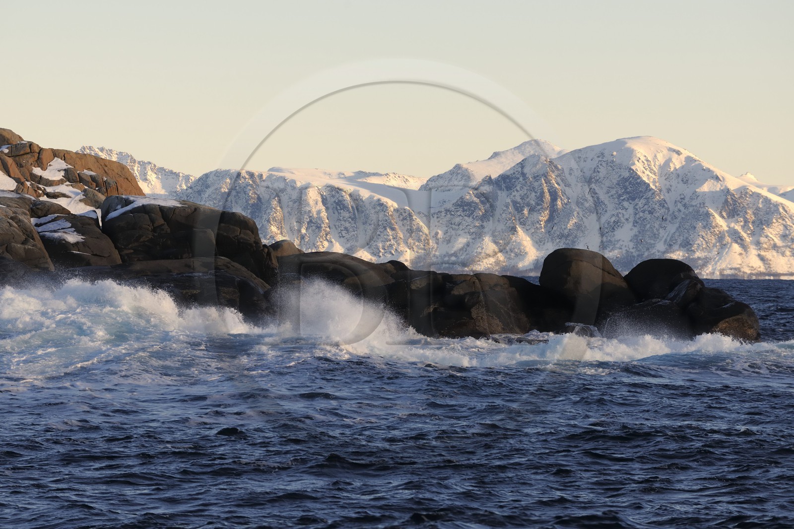 Norvège, Nordland, iles des Westeralen, région de Myre, la côte au large de Sto