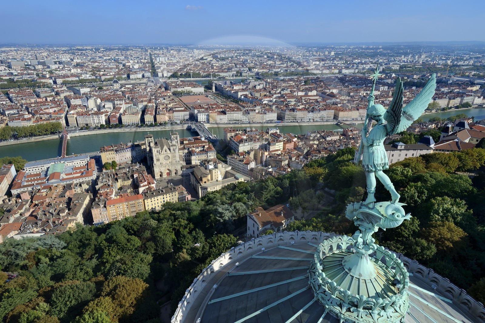 France, Rhône (69), Lyon, site historique classé Patrimoine Mondial de l'UNESCO, Vieux Lyon, la statue de Saint Michel Archange terrassant le dragon sculptée par Millefaut sur l'abside de la Basilique Notre Dame de Fourvière en premier plan, la cathédrale (primatiale) Saint Jean et le quartier de la Presqu'Ile en arrière plan