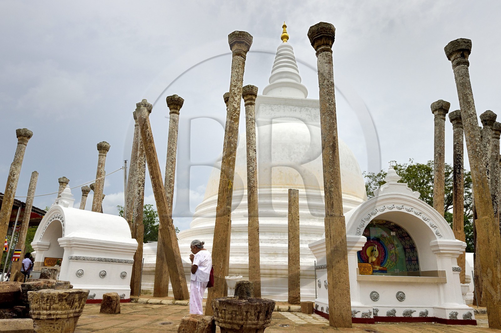 Sri Lanka, province du Centre-Nord, site d'Anuradhapura classé Patrimoine Mondial de l'UNESCO, capitale du Sri Lanka au IIIe siècle avant JC, le lieu sacré de vénération bouddhiste Dagoba de Thuparama