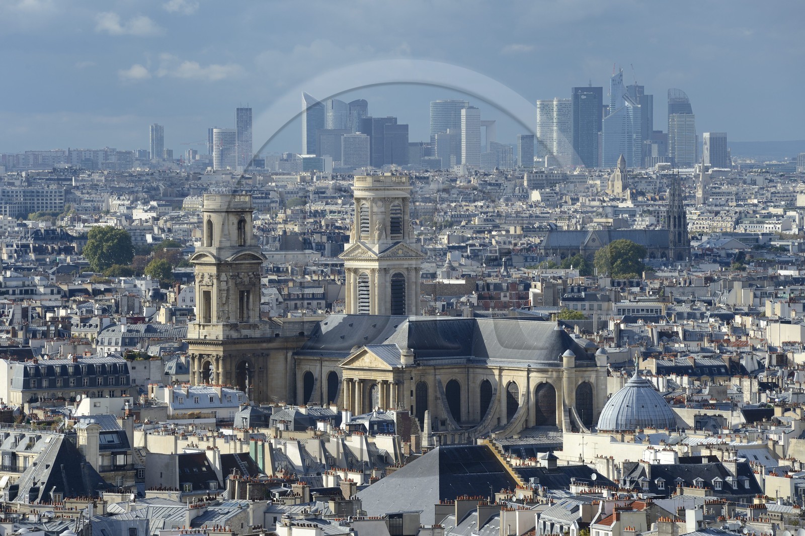 France, Paris (75), Quartier Latin, l'église Saint-Sulpice et le quartier de la Défense en arrière plan