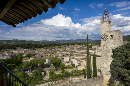 France, Vaucluse (84), Dentelles de Montmirail, Vaison-la-Romaine, la haute-ville (cité médiévale), tour beffroi du XIVe - XVIIIe siècle dite Tour de l'Horloge vue depuis l'Hotel du Beffroi
