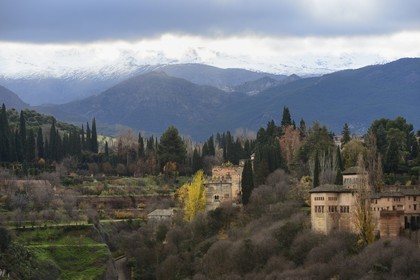 Espagne, Andalousie, Grenade, l'Alhambra, classé Patrimoine Mondial de l'UNESCO, et les montagnes de la Sierra Nevada