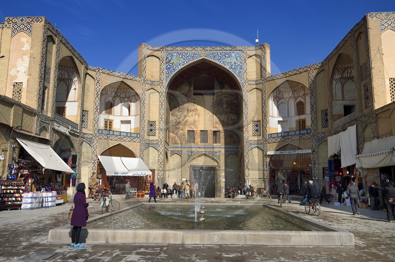 Iran, province d'Ispahan, Ispahan, entrée principale du Bazar-e Bozorg (Grand Bazar), immense bazar couvert qui remonte à près de 1300 ans, sur la place naghsh-i jahan aussi connue sous le nom de place Imam Khomeiny, classé Patrimoine Mondial de l'UNESCO