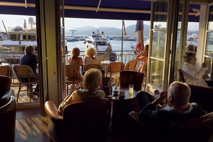 France, Var (83), Saint-Tropez, quai de Suffren, terrasse du bar de l'hôtel Sube qui domine le port