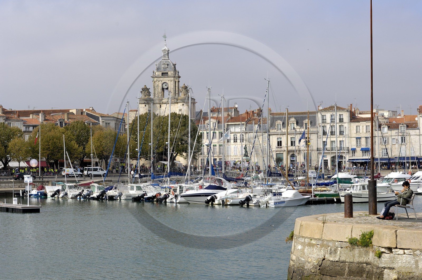 France, Charente-Maritime (17), La Rochelle, le Vieux Port, la Porte de la Grosse Horloge au bout du quai Duperré