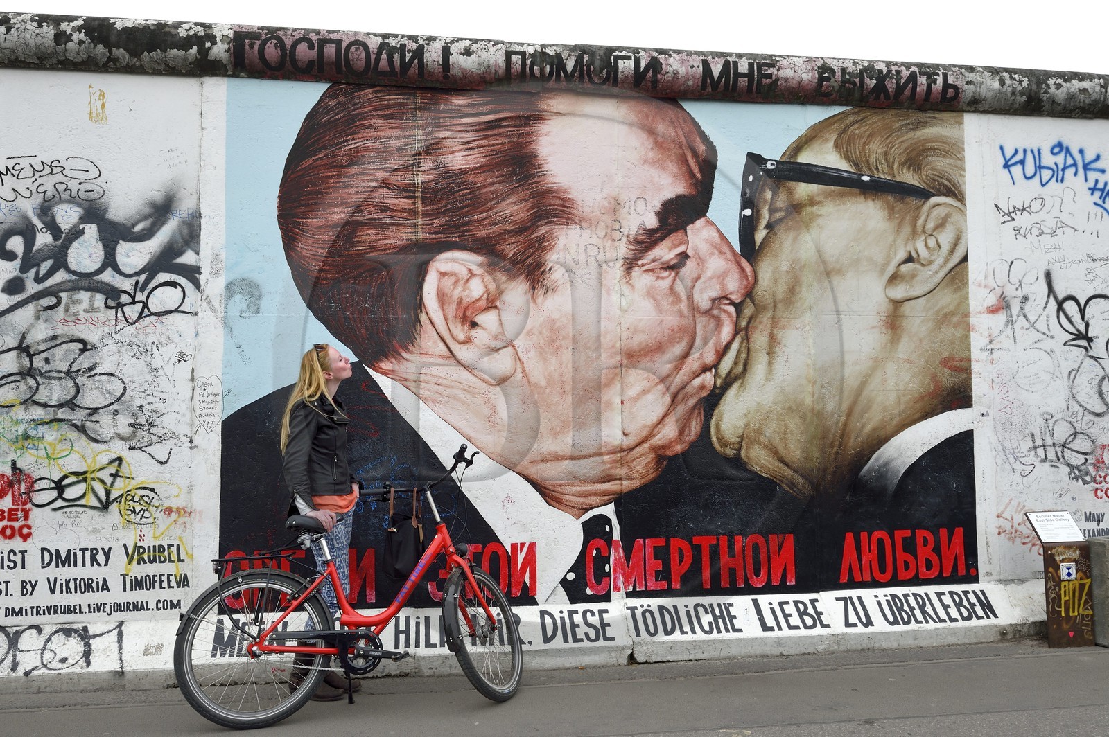 Allemagne, Berlin, Friedrichshain-Kreuzberg, East Side Gallery, le mur, oeuvre des années 1990 et renovée en 2009 intitulée Baiser de l'Amitié de l'artiste Dmitri Vrubel représentant les secrétaires généraux Léonid Ilitch Brejnev et Erich Honecker