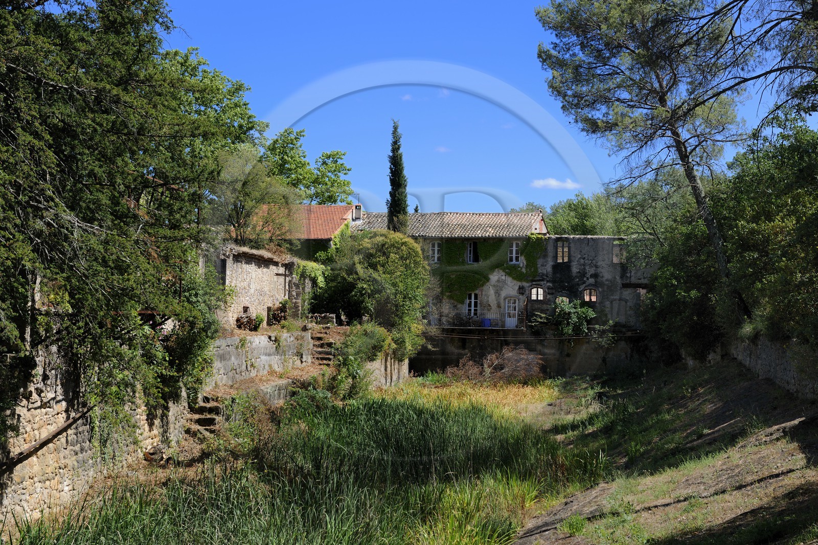 France, Hérault (34), Villeneuvette, ancienne manufacture royale, les ruines de l'usine au bord du grand bassin