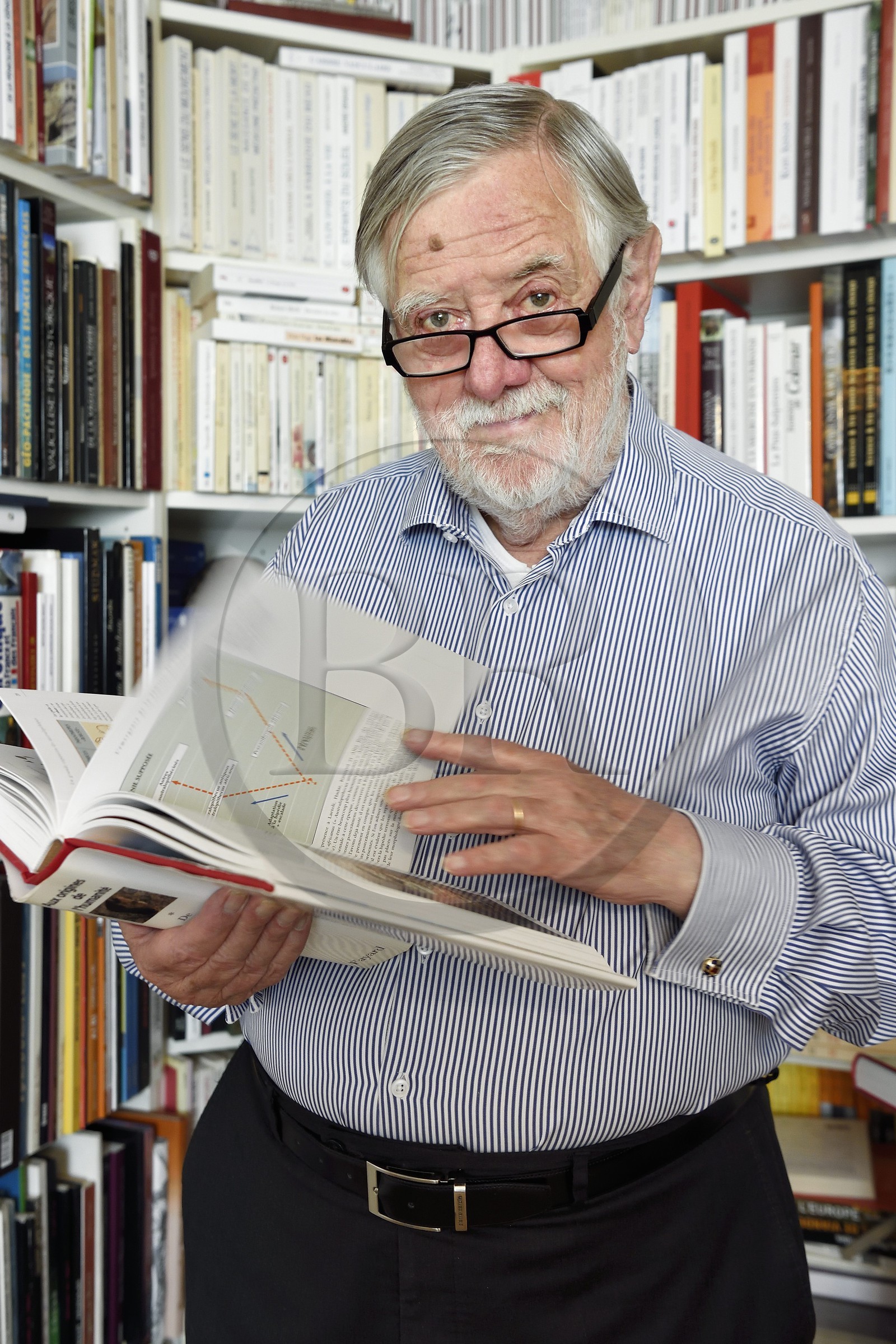 France, Paris (75), le paléontologue et paléoanthropologue Yves Coppens, professeur émérite au Collège de France, au bureau de son domicile parisien