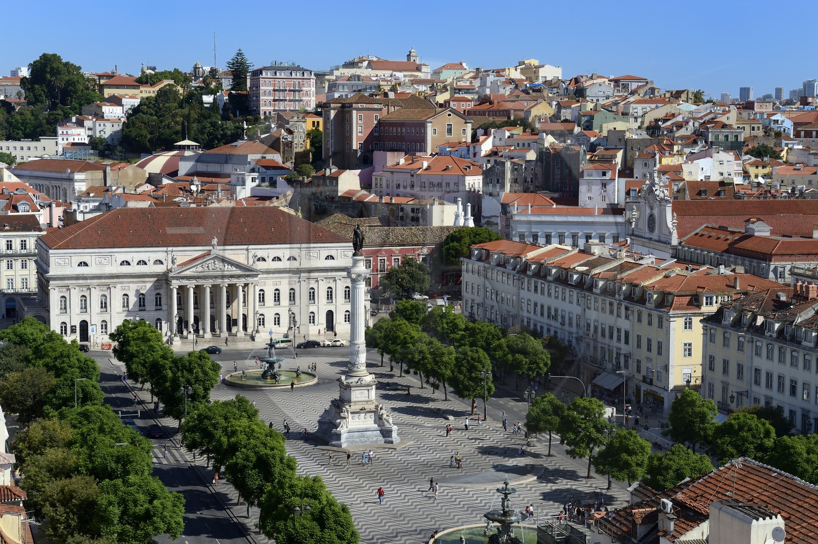 Portugal, Lisbonne, quartier de Baixa pombalin, le Théâtre national (Teatro Nacional Dona Maria II) se tient derrière le mémorial de Dom Pedro IV sur la place Dom Pedro IV (Rossio)