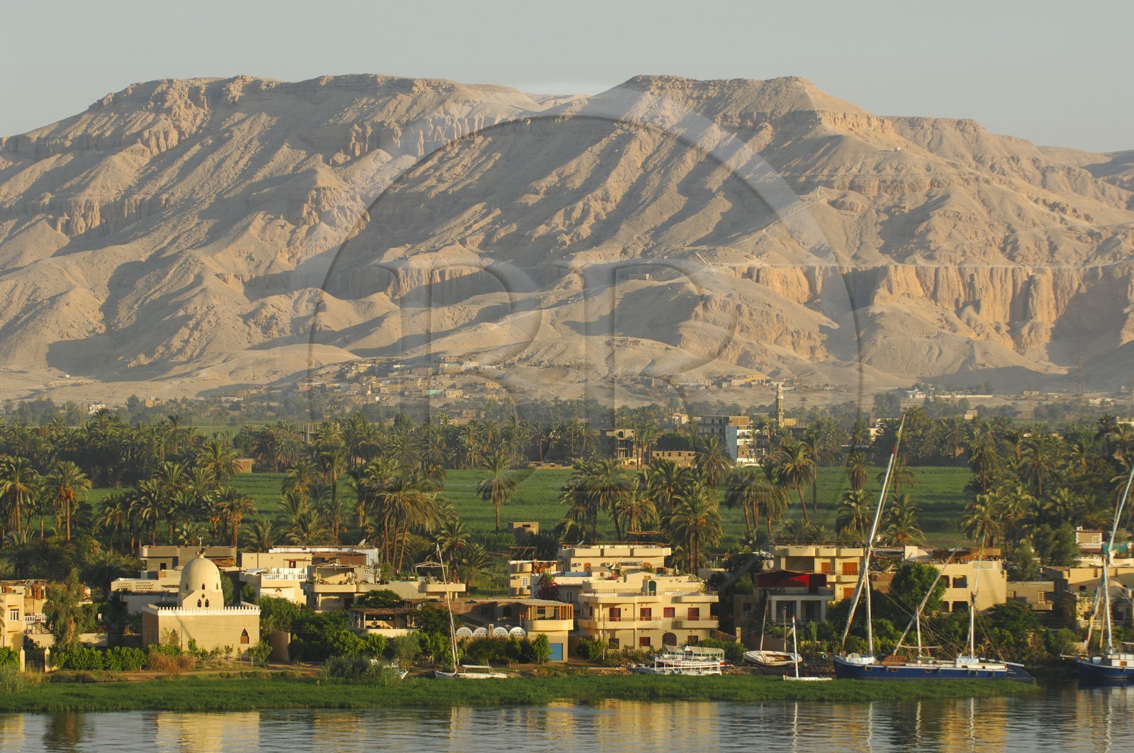 Egypte, Haute Egypte, vallée du Nil, Louxor, la rive ouest dominée par la montagne thébaine et le Nil
