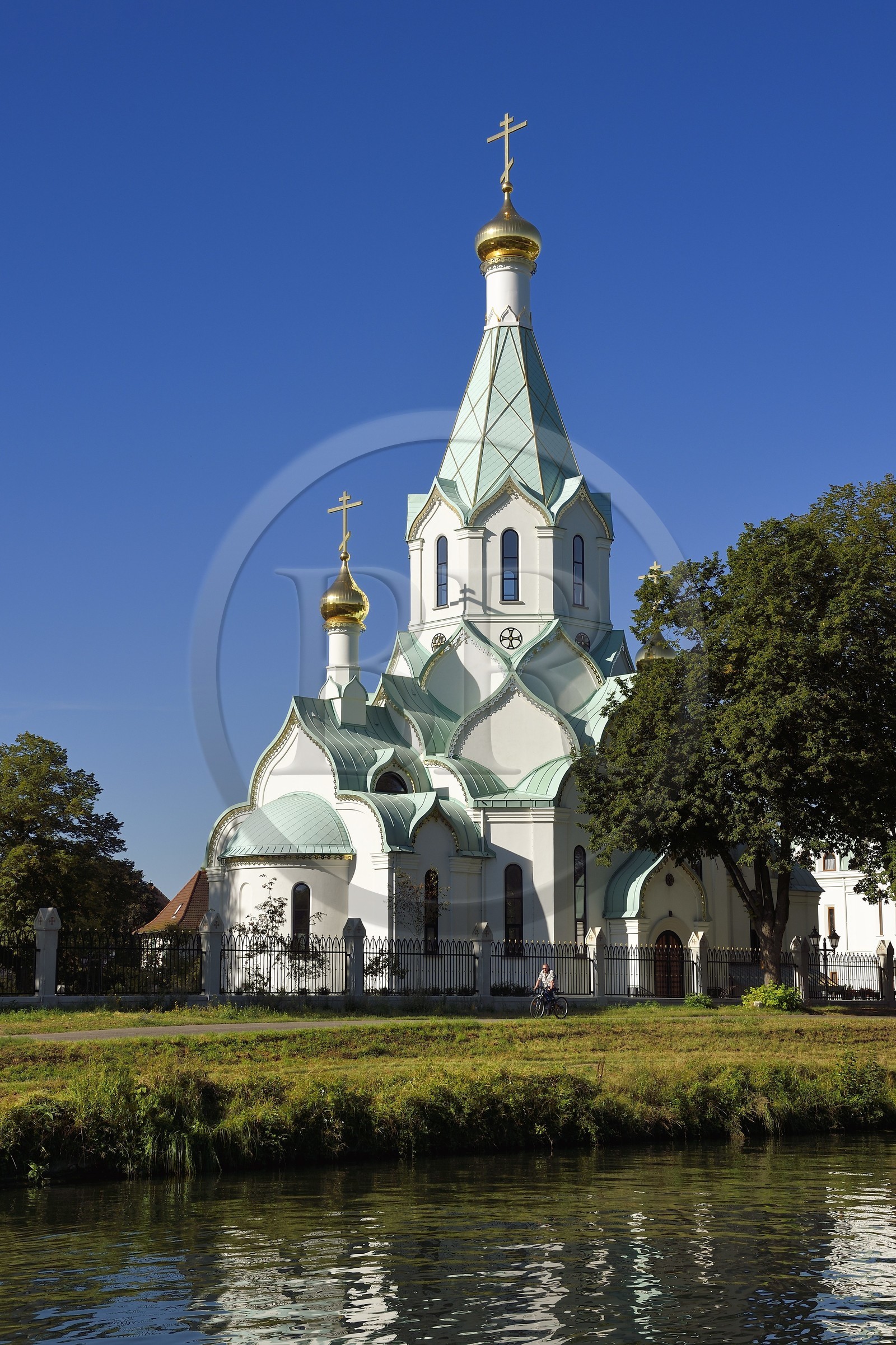France, Bas-Rhin (67), Strasbourg, Quartier des Quinze, l’église orthodoxe de Tous-les-Saints au bord du canal de la Marne au Rhin