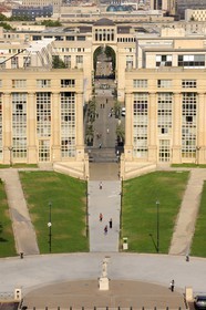 France, Hérault (34), Montpellier, quartier Antigone, Esplanade de l' Europe de l' architecte Ricardo Bofill et la réplique de la Victoire de Samothrace, un axe piéton relie la rivière Lez vers l'est au centre historique à l'ouest