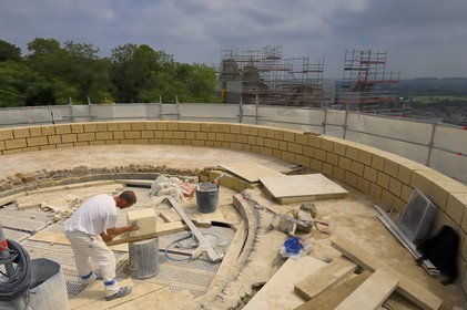 France, Indre et Loire (37), Vallée de la Loire classée Patrimoine Mondial de l' UNESCO, Chinon, le château, fabrice Maingrand tailleur de pierre sur le donjon du Coudray