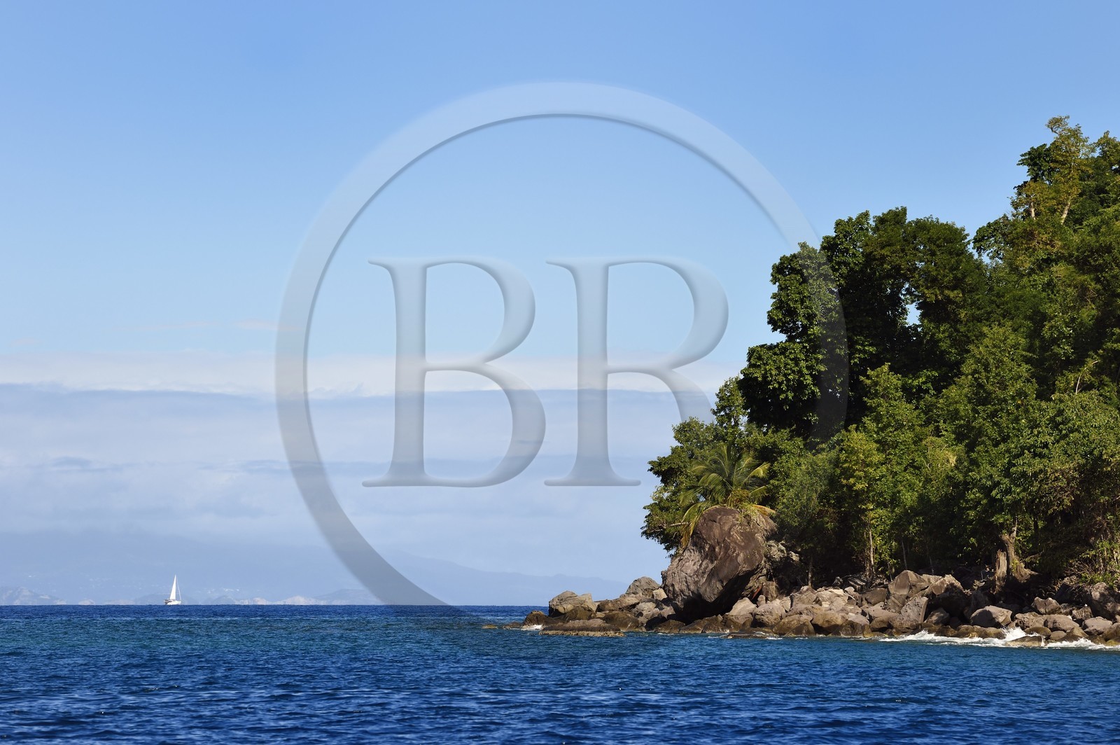 Caraïbes, Ile de la Dominique, Portsmouth, Parc national des Cabrits, la pointe de Fort Shirley dans la baie de Prince Rupert, les Saintes en Guadeloupe en arrière plan