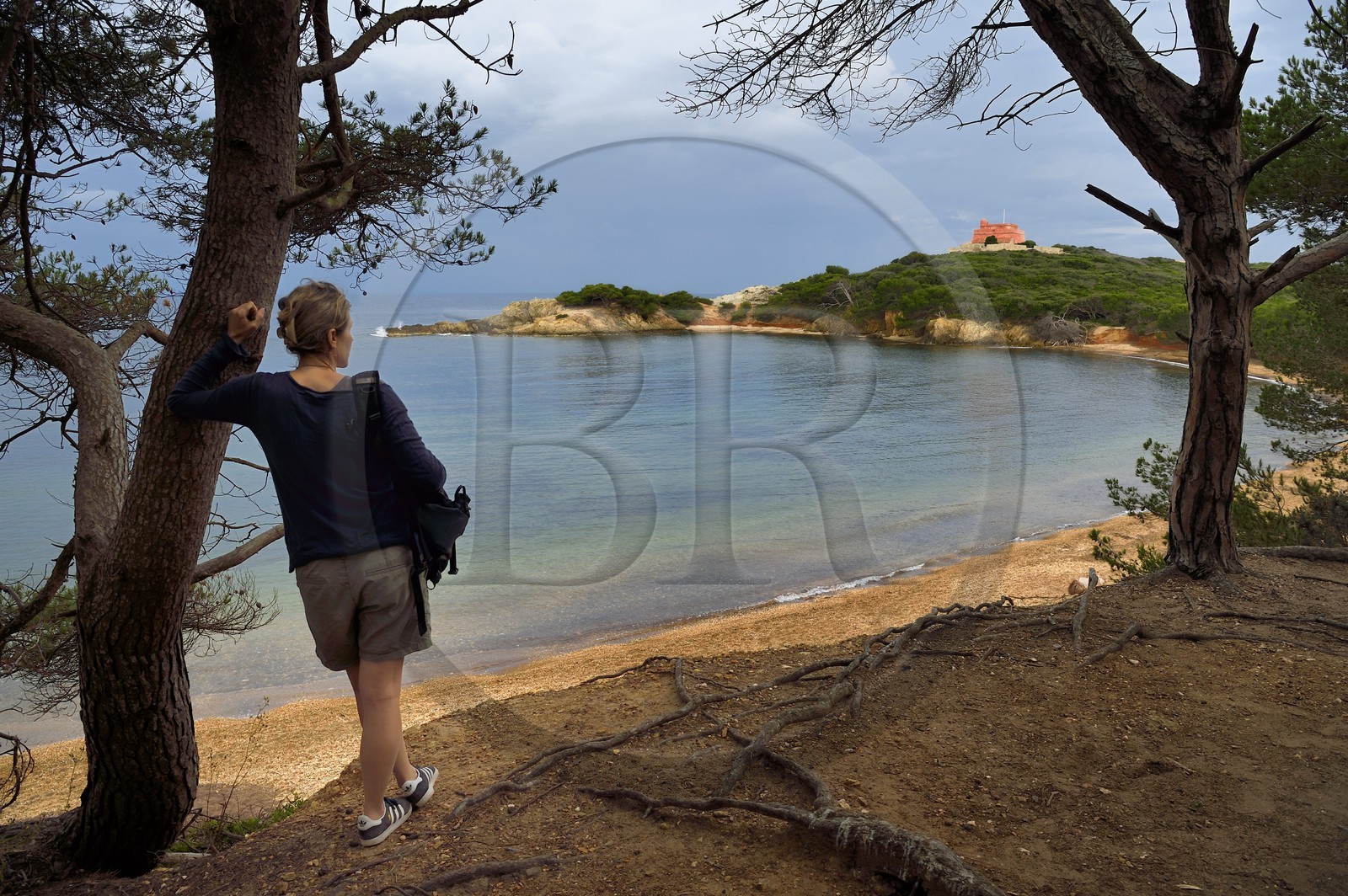 France, Var (83), Iles d'Hyères, parc national de Port Cros, Ile de Porquerolles, plage noire du Langoustier et le Fort du Grand Langoustier
