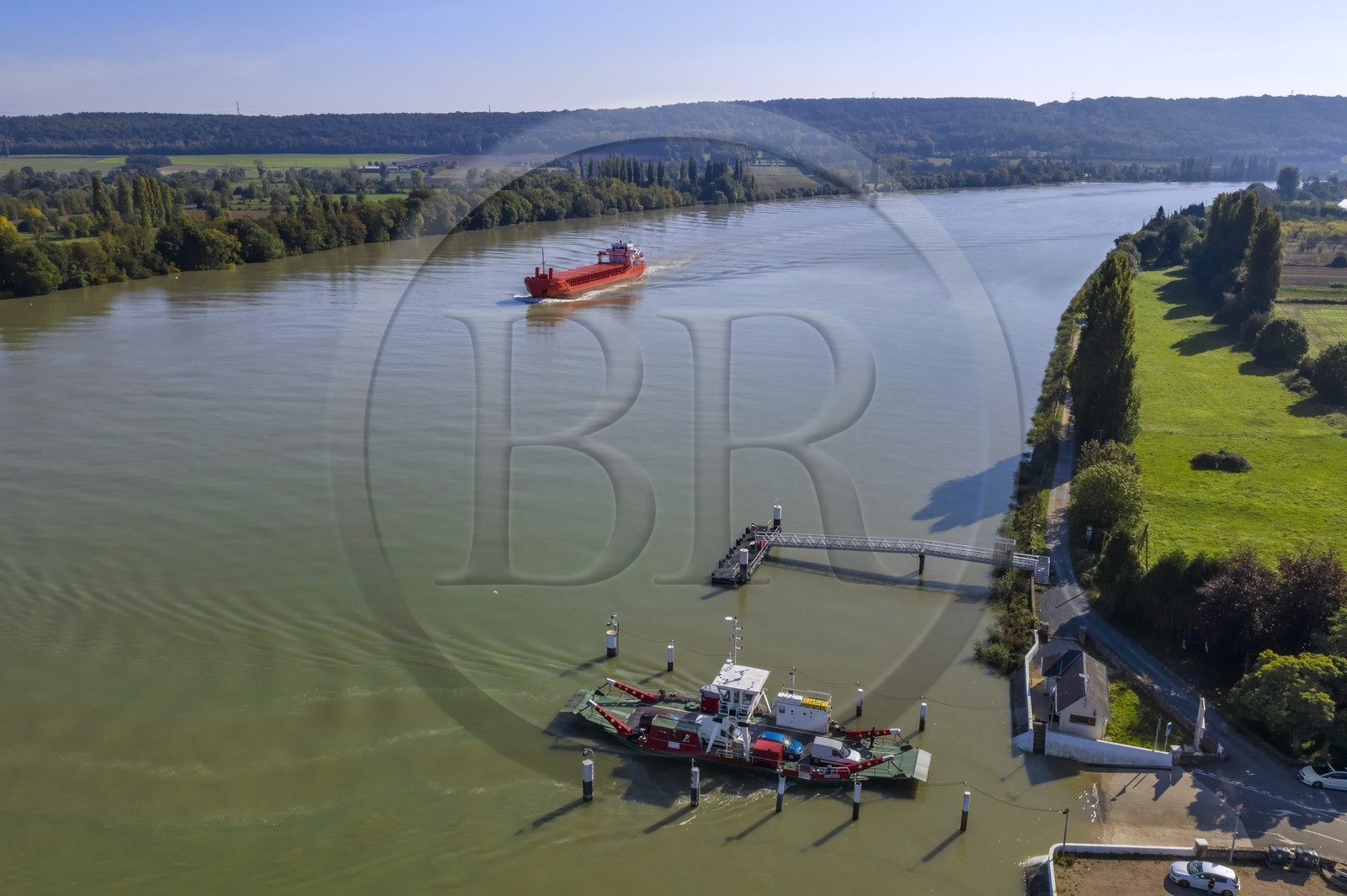 France, Seine-Maritime (76), Pays de Caux, Parc naturel régional des Boucles de la Seine normande, traversée du bac auto sur la Seine à Mesnil-sous-Jumièges (vue aérienne)